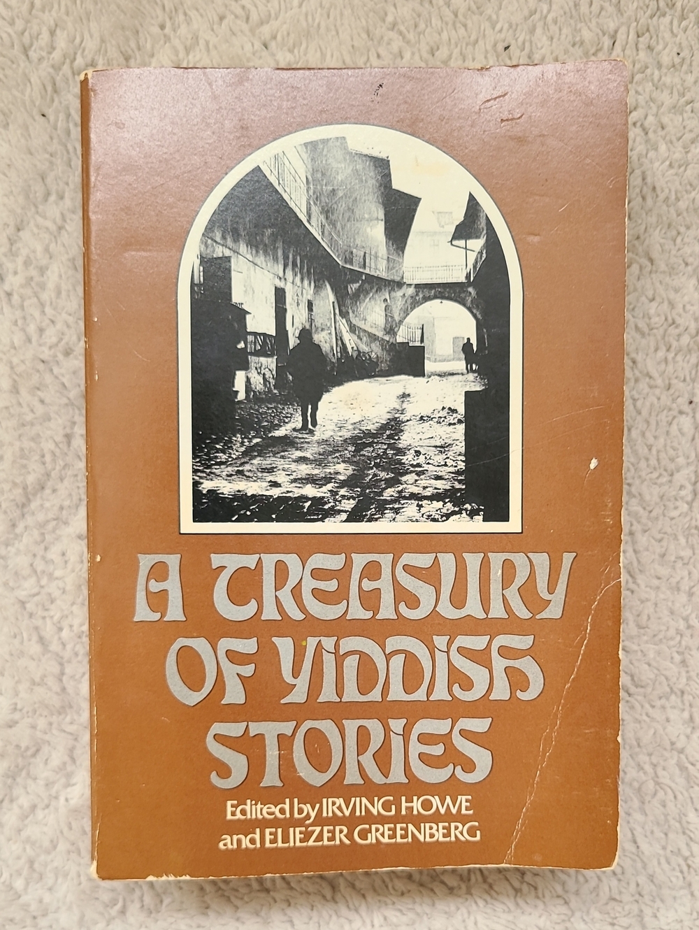 A Treasury of Yiddish Stories Paperback Book
